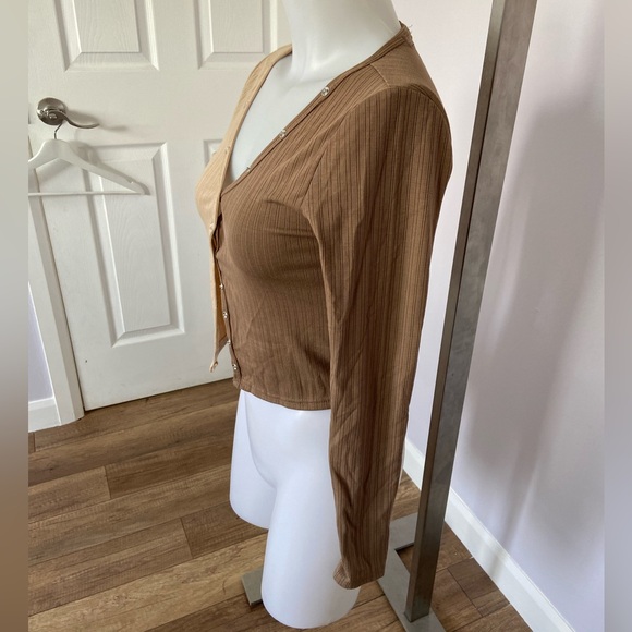 Two tone sweater with button 🫶🏼 - Picture 3 of 4